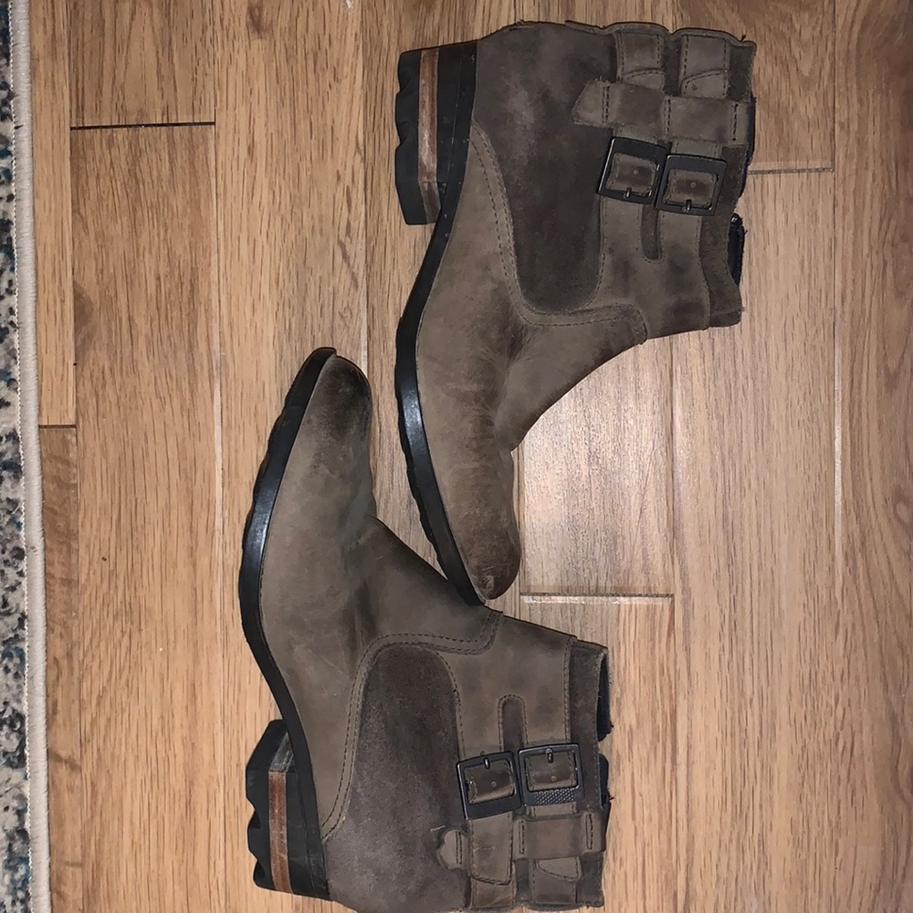 Sorel tan Leather Buckle Ankle Boot size 9